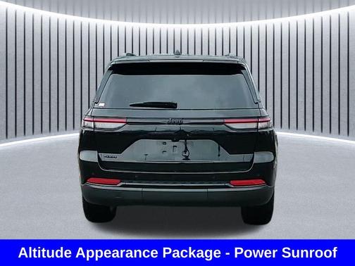 Diamond Black Crystal Pearlcoat 2022 Jeep Grand Cherokee Altitude