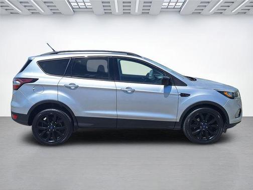 Ingot Silver Metallic 2017 Ford Escape SE