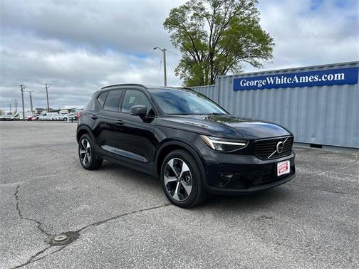 2023 Volvo XC40 B4 Ultimate Dark Theme