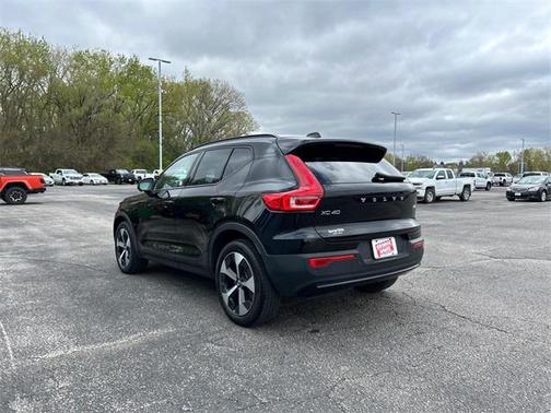2023 Volvo XC40 B4 Ultimate Dark Theme