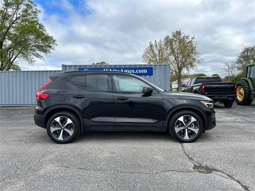 2023 Volvo XC40 B4 Ultimate Dark Theme