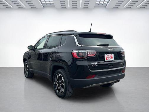 Diamond Black Crystal Pearlcoat 2022 Jeep Compass Limited