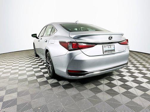 2025 Lexus ES 300h Base