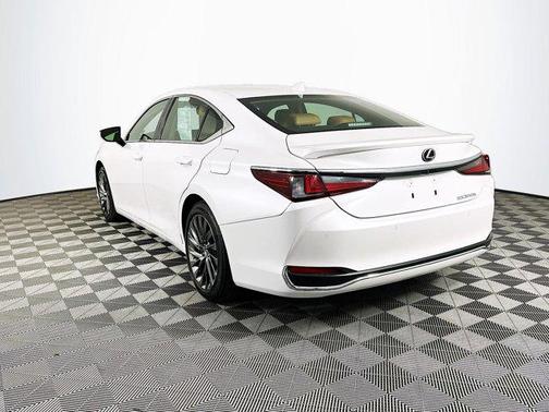 2025 Lexus ES 300h Luxury