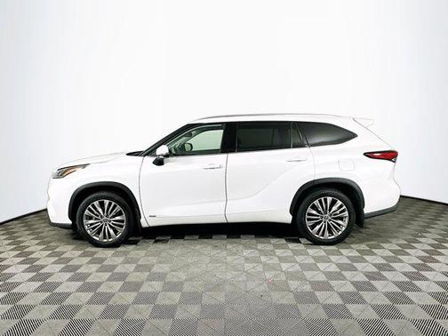 2022 Toyota Highlander Hybrid Platinum