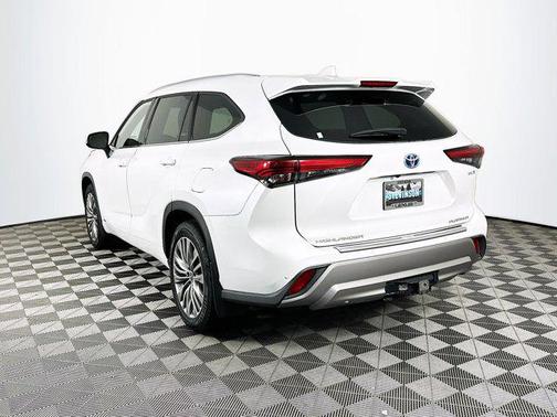 2022 Toyota Highlander Hybrid Platinum