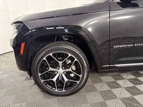 Diamond Black Crystal Pearlcoat 2023 Jeep Grand Cherokee Summit