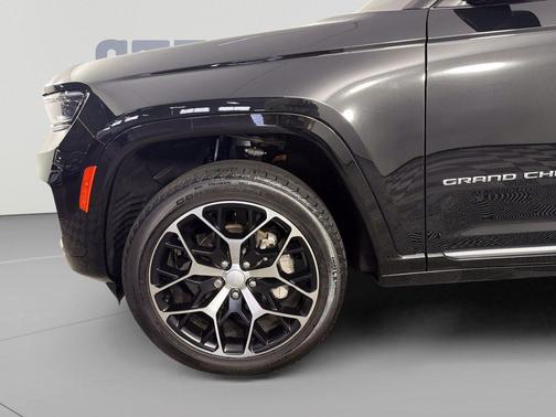 Diamond Black Crystal Pearlcoat 2023 Jeep Grand Cherokee Summit