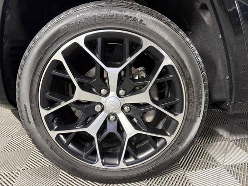 Diamond Black Crystal Pearlcoat 2023 Jeep Grand Cherokee Summit