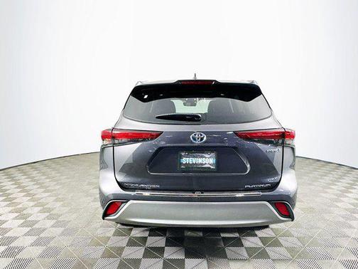 2022 Toyota Highlander Hybrid Platinum
