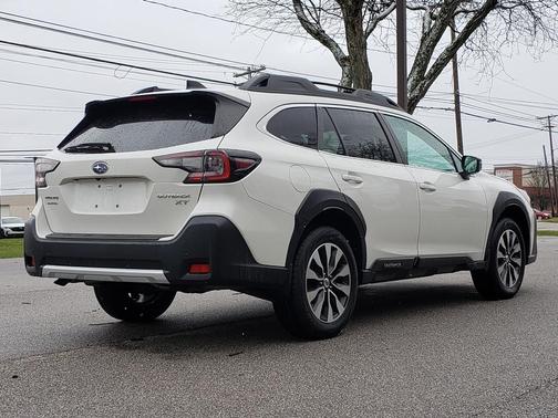 Crystal White Pearl 2023 Subaru Outback Limited XT