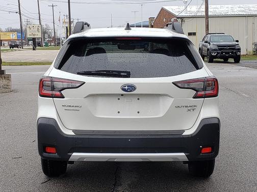 Crystal White Pearl 2023 Subaru Outback Limited XT