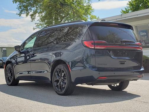 Fathom Blue Pearlcoat 2023 Chrysler Pacifica Limited