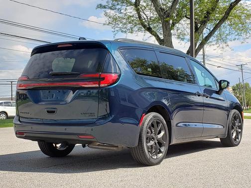 Fathom Blue Pearlcoat 2023 Chrysler Pacifica Limited