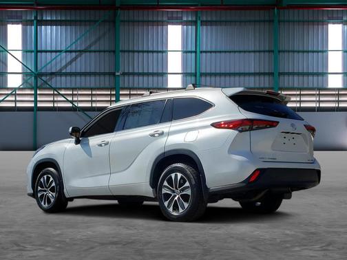 Wind Chill Pearl 2022 Toyota Highlander XLE