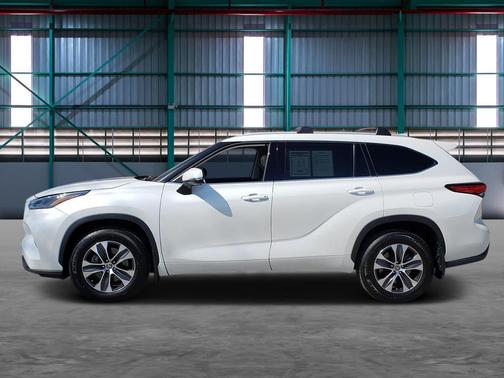 Wind Chill Pearl 2022 Toyota Highlander XLE