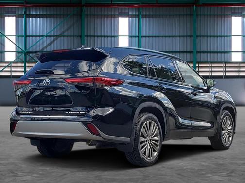 Midnight Black Metallic 2021 Toyota Highlander Platinum
