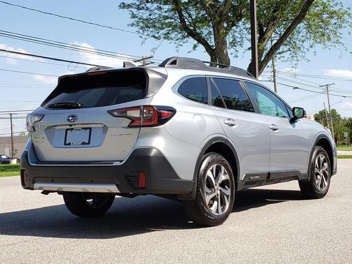 Ice Silver Metallic 2022 Subaru Outback Limited