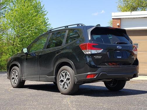Crystal Black Silica 2023 Subaru Forester Premium