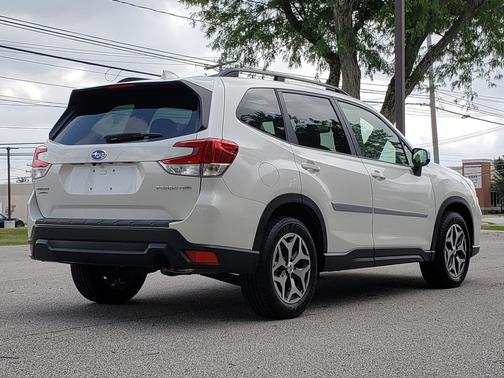 Crystal White Pearl 2020 Subaru Forester Premium
