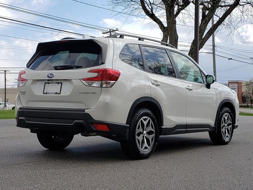 Crystal White Pearl 2023 Subaru Forester Premium