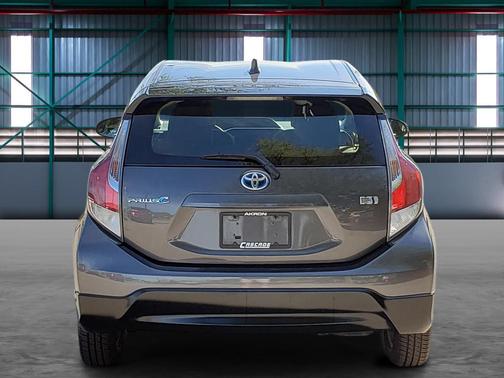 2017 Toyota Prius c .