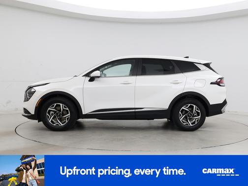 White 2024 Kia Sportage LX