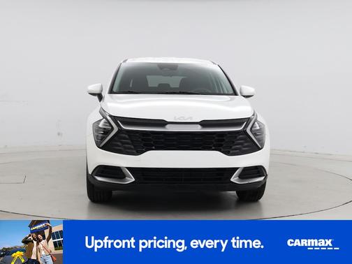 White 2024 Kia Sportage LX