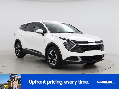 White 2024 Kia Sportage LX