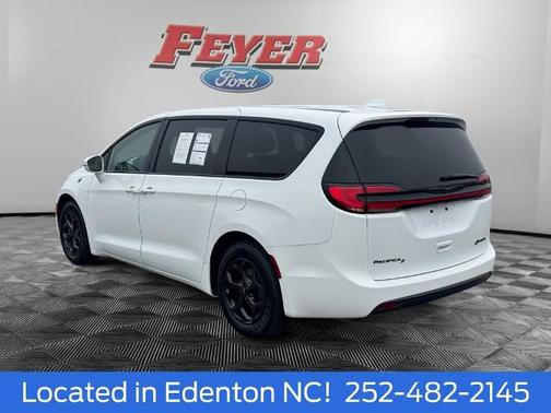 Bright White Pearlcoat 2022 Chrysler Pacifica TOURING L