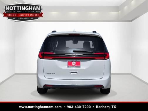 Bright White Clearcoat 2022 Chrysler Pacifica Touring-L