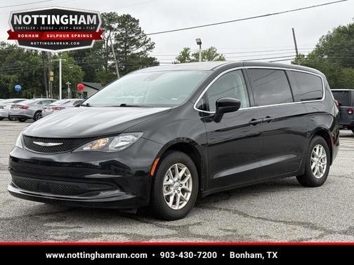 Brilliant Black Crystal Pearlcoat 2023 Chrysler Voyager LX