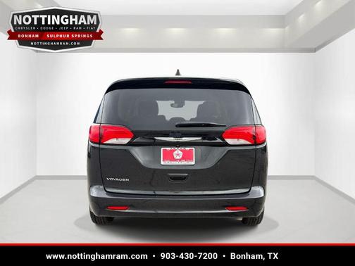 Brilliant Black Crystal Pearlcoat 2023 Chrysler Voyager LX