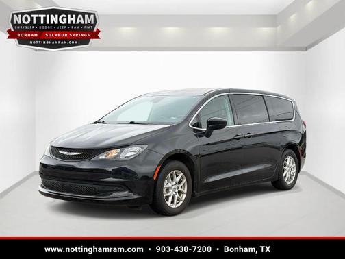 Brilliant Black Crystal Pearlcoat 2023 Chrysler Voyager LX