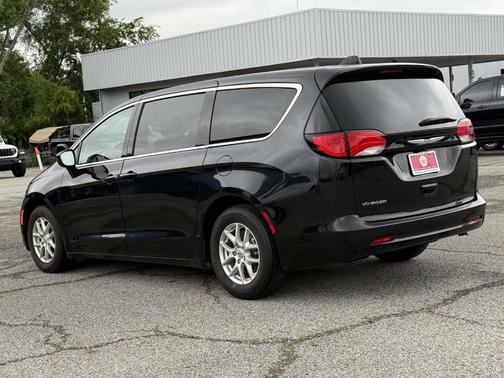 Brilliant Black Crystal Pearlcoat 2023 Chrysler Voyager LX