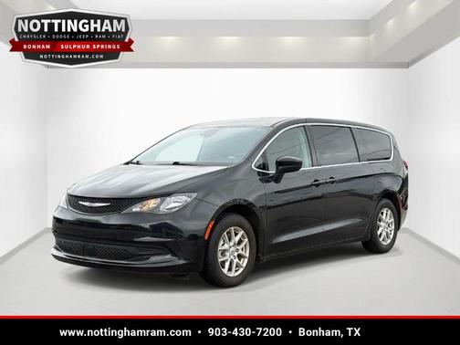 Brilliant Black Crystal Pearlcoat 2023 Chrysler Voyager LX