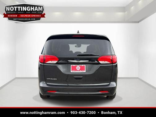 Brilliant Black Crystal Pearlcoat 2023 Chrysler Voyager LX