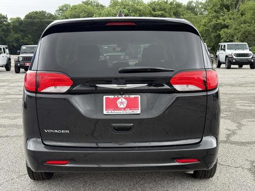 Brilliant Black Crystal Pearlcoat 2023 Chrysler Voyager LX