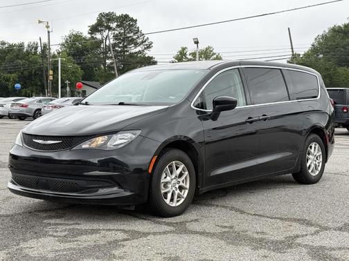 Brilliant Black Crystal Pearlcoat 2023 Chrysler Voyager LX