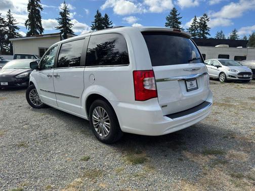 2014 Chrysler Town & Country Touring-L