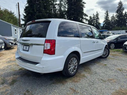 2014 Chrysler Town & Country Touring-L