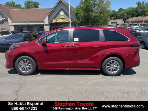 2025 Toyota Sienna LE