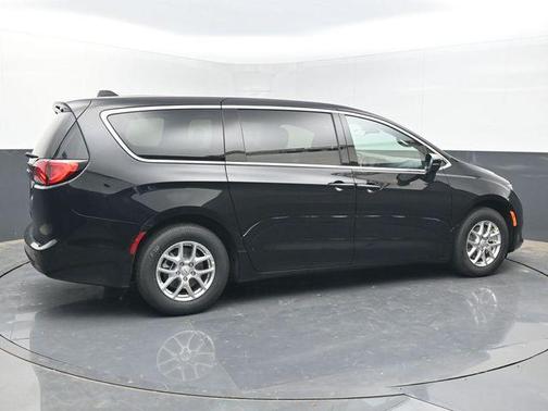 Diamond Black Crystal Pearlcoat 2026 Chrysler Voyager LX