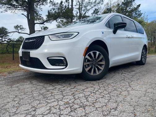 2024 Chrysler Pacifica Hybrid Select