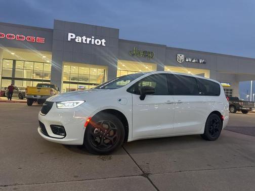 2024 Chrysler Pacifica Hybrid S Appearance Pkg