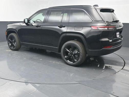 Diamond Black Crystal Pearlcoat 2026 Jeep Grand Cherokee Limited