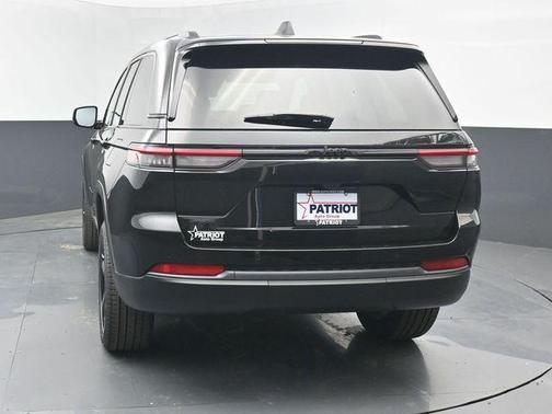Diamond Black Crystal Pearlcoat 2026 Jeep Grand Cherokee Limited