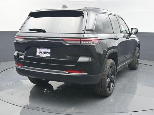 Diamond Black Crystal Pearlcoat 2026 Jeep Grand Cherokee Limited