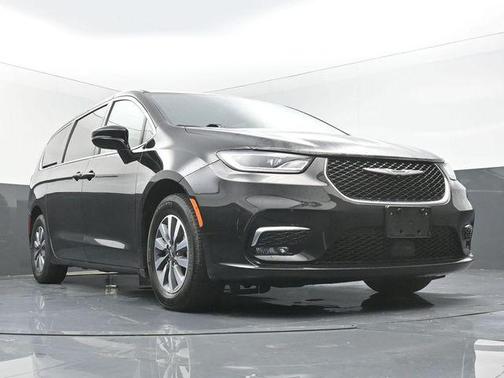 Diamond Black Crystal Pearlcoat 2024 Chrysler Pacifica Hybrid Select