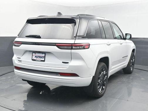 Bright White Clearcoat 2026 Jeep Grand Cherokee Summit